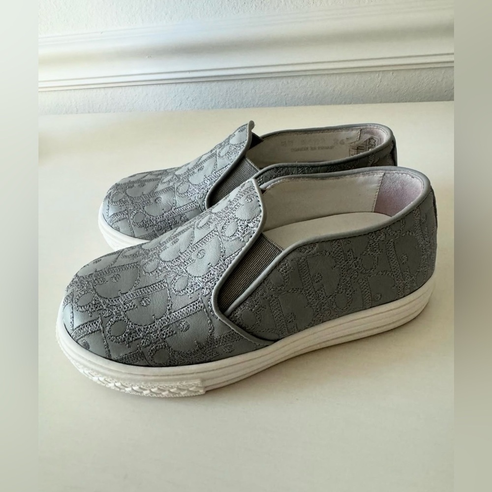 Dior kids slip on shoes 
Size 26
Amazing condition
